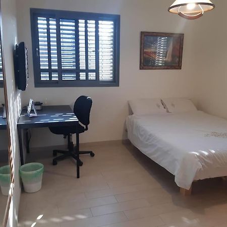 Adorable 3 Bedroom Brenner "Hill" Suite Giv'at Brenner Buitenkant foto